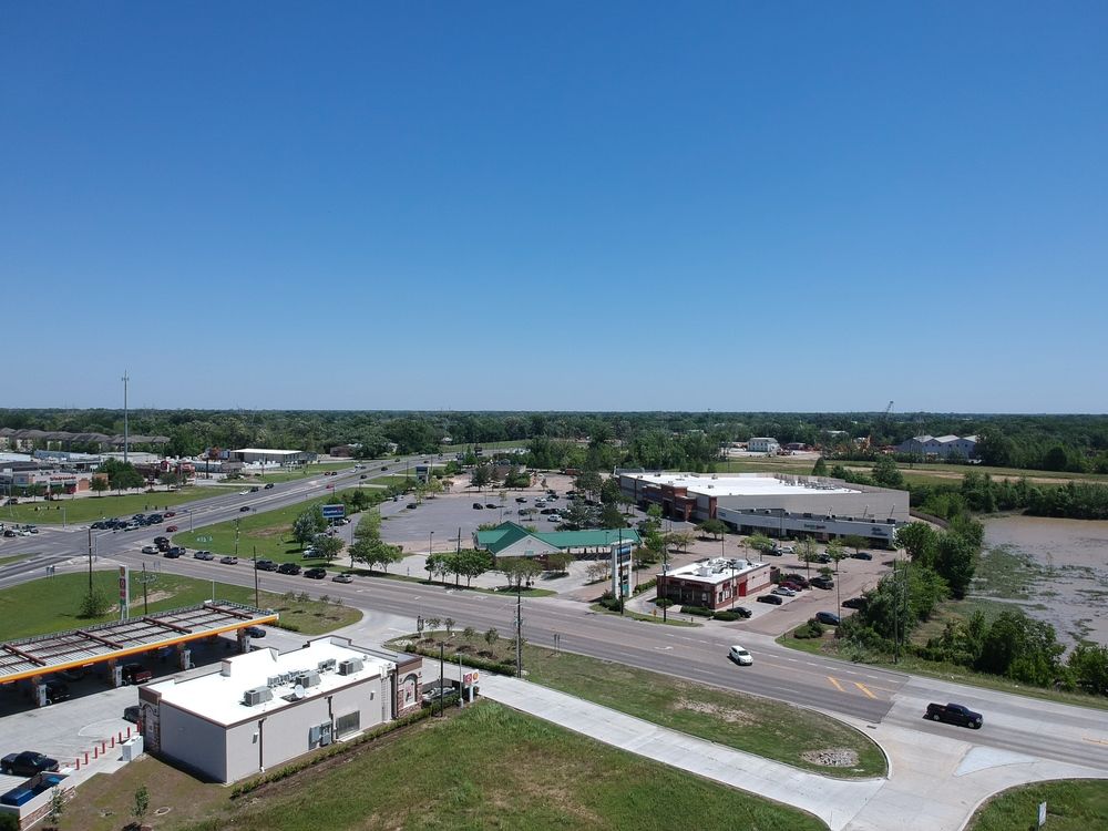 Albertson's Anchored Center: 15168 Airline Highway, Baton Rouge, LA 70817